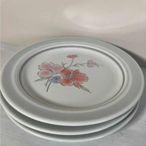 Vintage plates Galleria Stoneware floral pattern 6 3/4” set of 3 - Picture 1 of 5